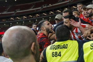 Tremenda bronca en el Metropolitano: Mario Hermoso se encara con varios ultras del Atltico que le insultaban | LaLiga Santander 2021
