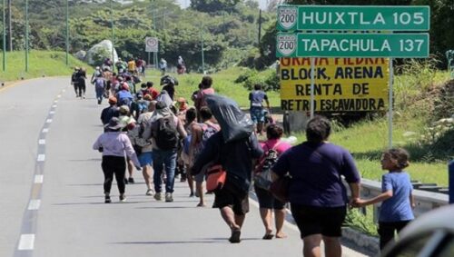 Tres caravanas de migrantes avanzan por el sur de México