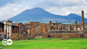 Turista invade en motocicleta las ruinas de la antigua Pompeya | El Mundo | DW