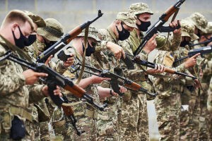 Ucranianos aprenden a combatir en bases de Reino Unido: "Luchar hasta que sea necesario"