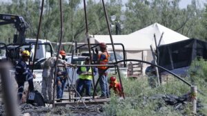 Una decena de mineros siguen atrapados desde hace una semana en México