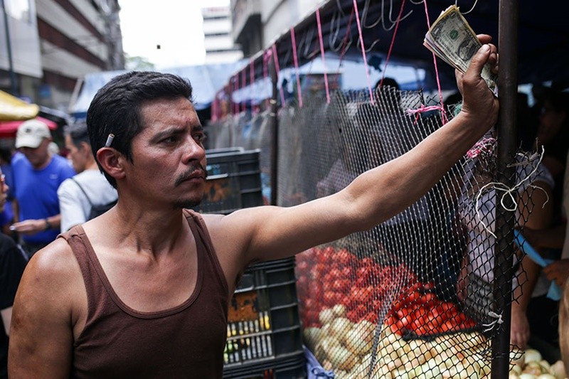 Una familia venezolana necesita casi 24 dólares semanales para supervivir, según el OVF