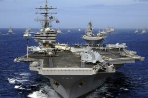 Varios barcos de guerra de Estados Unidos navegan por la regin de Taiwan