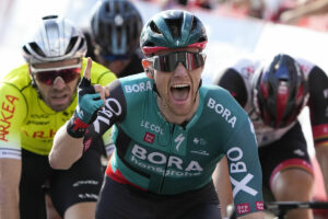 Vuelta a Espaa: Sam Bennett renace en el primer sprint de la Vuelta