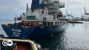 Zarpa de Odesa el primer buque cargado con cereal ucraniano rumbo al Líbano | El Mundo | DW