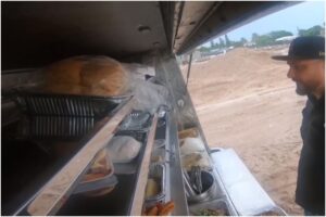 así vende más de 400 platos de comida en su camión cantina (+Video)