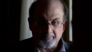 la obra que condenó a muerte a Salman Rushdie