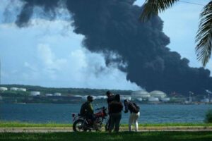 ¡EMERGENCIA! Cuba advierte peligro por emisión de gases tóxicos durante el incendio y ordena evacuaciones masivas