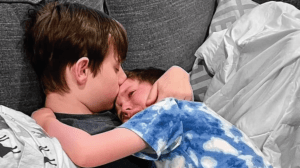 ¡Sin palabras! Conmovedora foto de adolescente con cáncer terminal consolando a su hermanito
