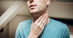 ¿Cómo controlar los síntomas de la subvariante BA.5 de ómicron, incluido el dolor de garganta?