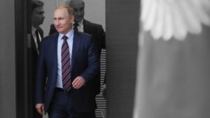 ¿Por qué Putin no mueve su brazo derecho al andar o para apartar a un mosquito?