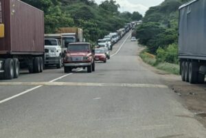 ▷ Esperando por gasoil: Congestionamiento en la Morón-Coro pone en peligro vida de los conductores #5Ago