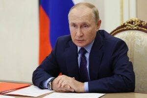 35 concejales de tres ciudades rusas exigen la dimisin de Putin y presentar cargos contra l por traicin
