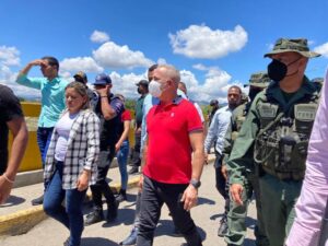 Autoridades venezolanas inspeccionan puente Simón Bolívar en la frontera con Colombia
