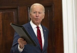 Biden dice que "no es racional" deportar a migrantes