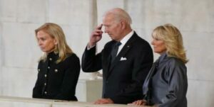 Biden rinde respeto a Isabel II en su capilla ardiente