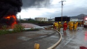 Bomberos extinguieron incendio en refinería de Puerto la Cruz
