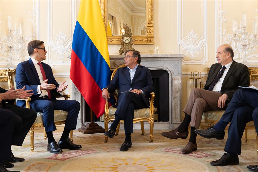 Canciller colombiano admite que Petro revisará denuncia en la CPI contra Nicolás Maduro