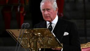 Carlos III en el parlamento promete respetar los principios constitucionales