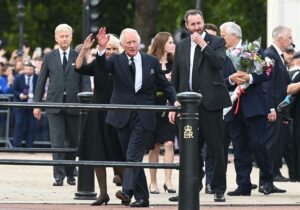 Carlos III muestra imagen cercana al saludar a admiradores en Buckingham