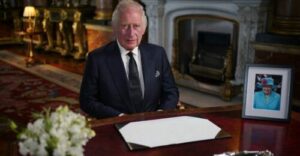 Carlos III promete servir toda su vida a los británicos