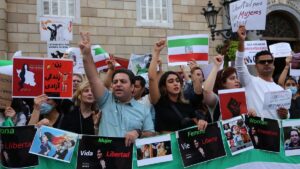 Cientos de personas se manifiestan en Barcelona por la represión de la mujer en Irán