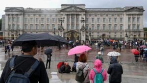 Ciudadanos se congregan bajo la lluvia junto al palacio de Buckingham