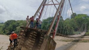 Colapsó puente Las Doradas tras fuertes lluvias en Barinas