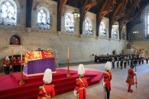 Colas de 4,5 kilómetros para acceder a la capilla ardiente de Isabel II en Westminster