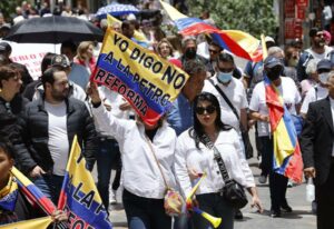 Colombianos protestan por primera vez contra Petro