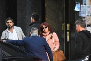 Cristina Fernández se retira de su domicilio horas después del atentado