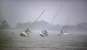Decretan toque de queda en Florida por paso del huracán Ian