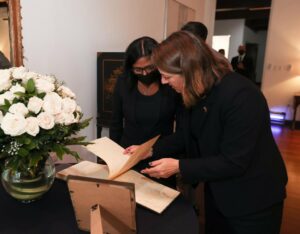 Delcy Rodríguez firma libro de condolencias por la reina Isabel II