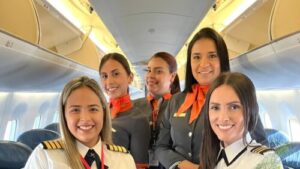 Despega primer vuelo nacional tripulado solo por mujeres