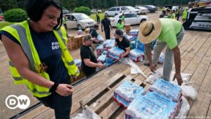 Distribuyen millones de botellas de agua en Misisipi | El Mundo | DW