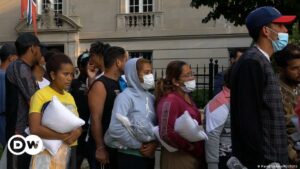 EE. UU.: Texas envía otro bus con inmigrantes a residencia de Kamala Harris | El Mundo | DW
