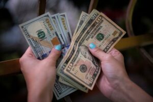 Economistas prevén que el 2023 será un año "difícil" y el venezolano debe estar preparado LaPatilla.com