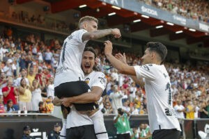 El Valencia baila ante el Celta en el debut de Cavani | LaLiga Santander 2022
