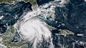 El huracán Ian, de categoría 3, toca tierra en Cuba y amenaza Florida