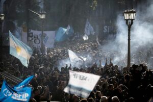 El peronismo se echa a la calle contra el intento de asesinato a Cristina Kirchner y Alberto Fernndez culpa a la oposicin y a los medios