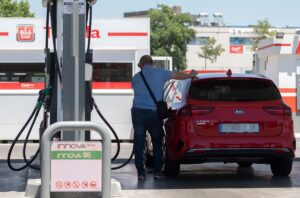 El precio de los carburantes repunta hasta 3,6% y despide agosto dejando atrás las caídas del verano