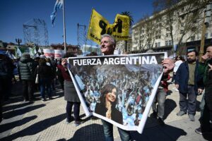 El presidente Fernndez y su gobierno en pleno se suman a la marcha a favor de Cristina Kirchner