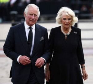 El rey Carlos III llega a Londres con su esposa la reina consorte Camila