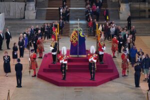 El rey Carlos III y sus hermanos asisten a la 'Vigilia de los Príncipes' junto al féretro de Isabel II
