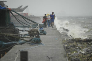 Filipinas evacúa las zonas costeras y paraliza el tráfico marítimo tras la llegada del "súper tifón" Noru