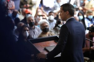 Guaidó pide Petro proteger a refugiados y apoyar presidenciales