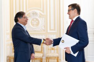 Gustavo Petro recibe cartas credenciales del embajador Félix Plasencia