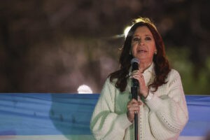 Hombre apuntó con un arma a la vicepresidenta de Argentina Cristina Kirchner