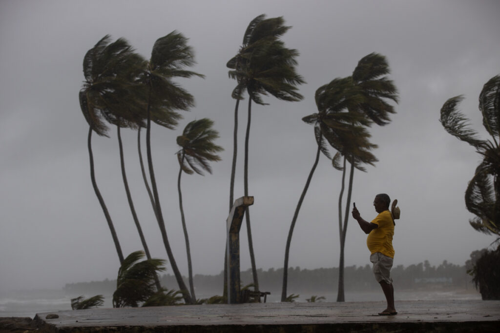 Huracán Fiona causa fuertes lluvias y vientos en República Dominicana