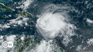Huracán Fiona sigue con fuerza hacia el norte y se acerca a Bermudas | El Mundo | DW